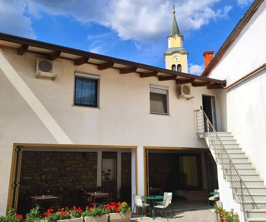 Restaurant & Apartments Getaway Pri Kobalu Vipava Exterior photo